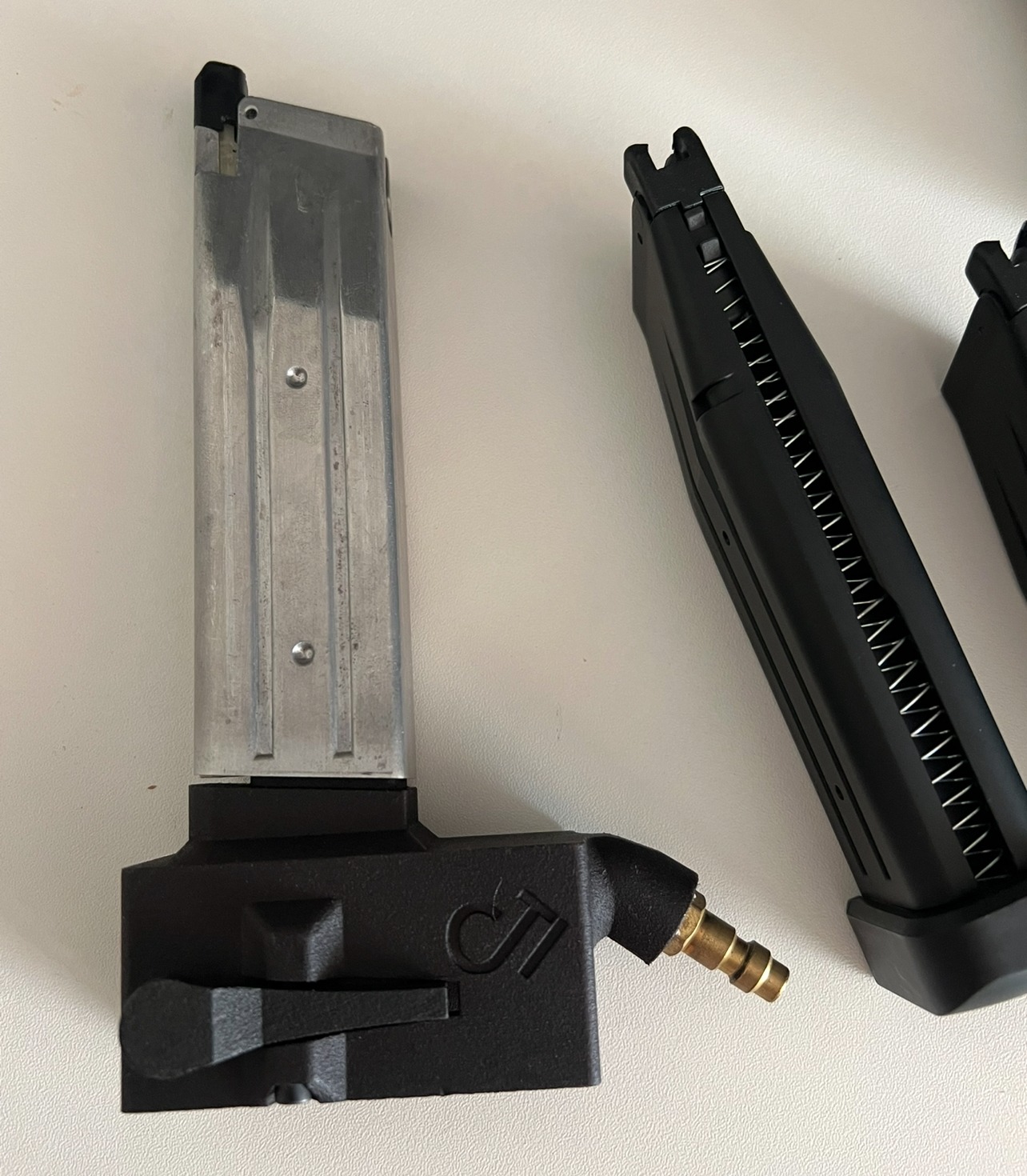 Tokyo  marui hi capa met magazijnen en adapter