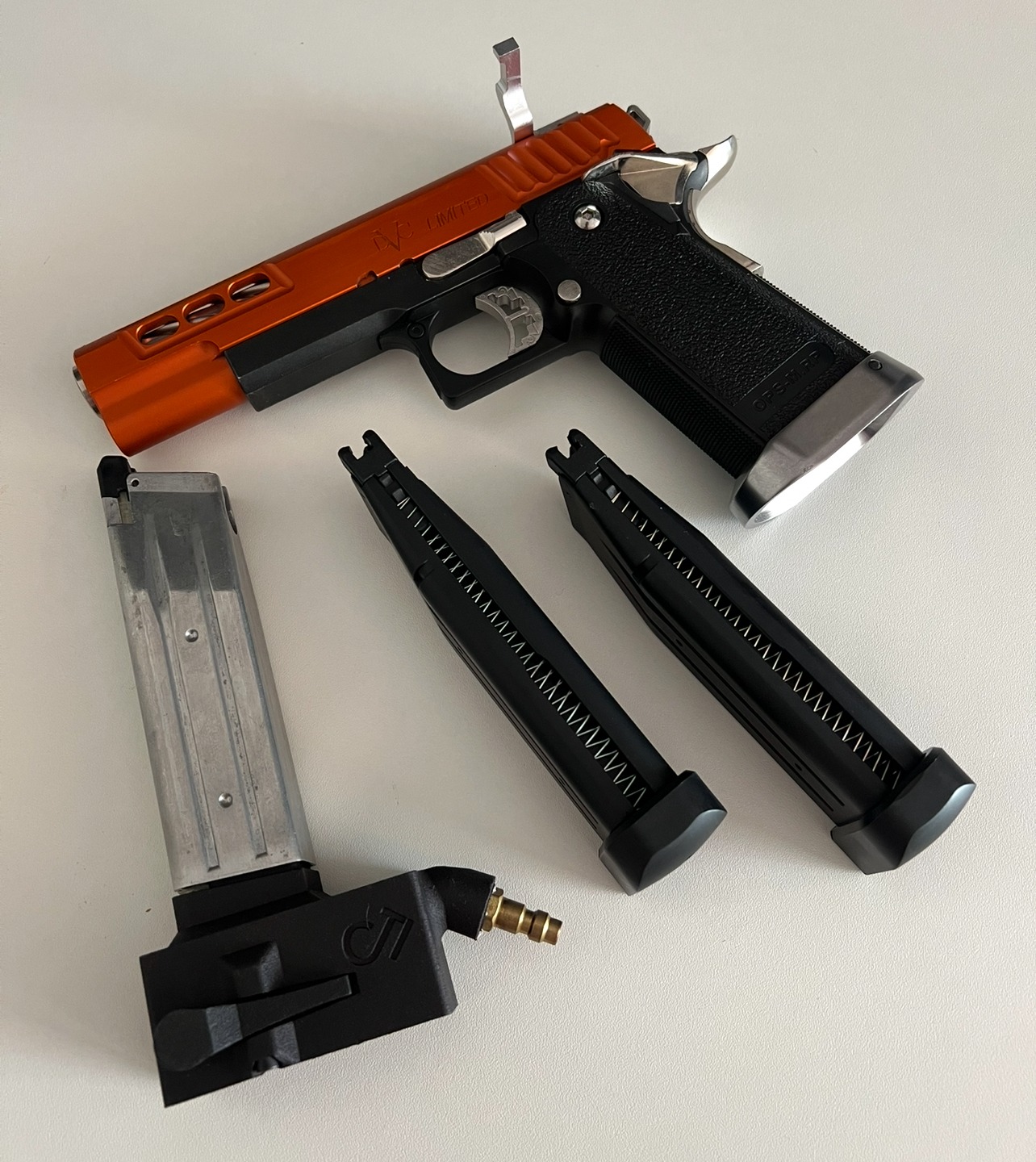 Tokyo  marui hi capa met magazijnen en adapter