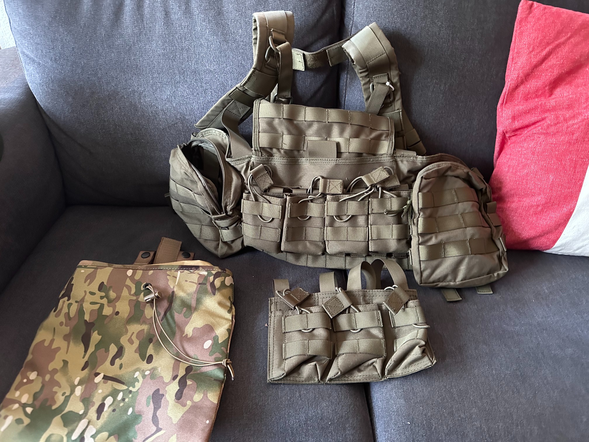 Tactical vest met plaats voor 7 magazijnen + tas voor lege magazijnen