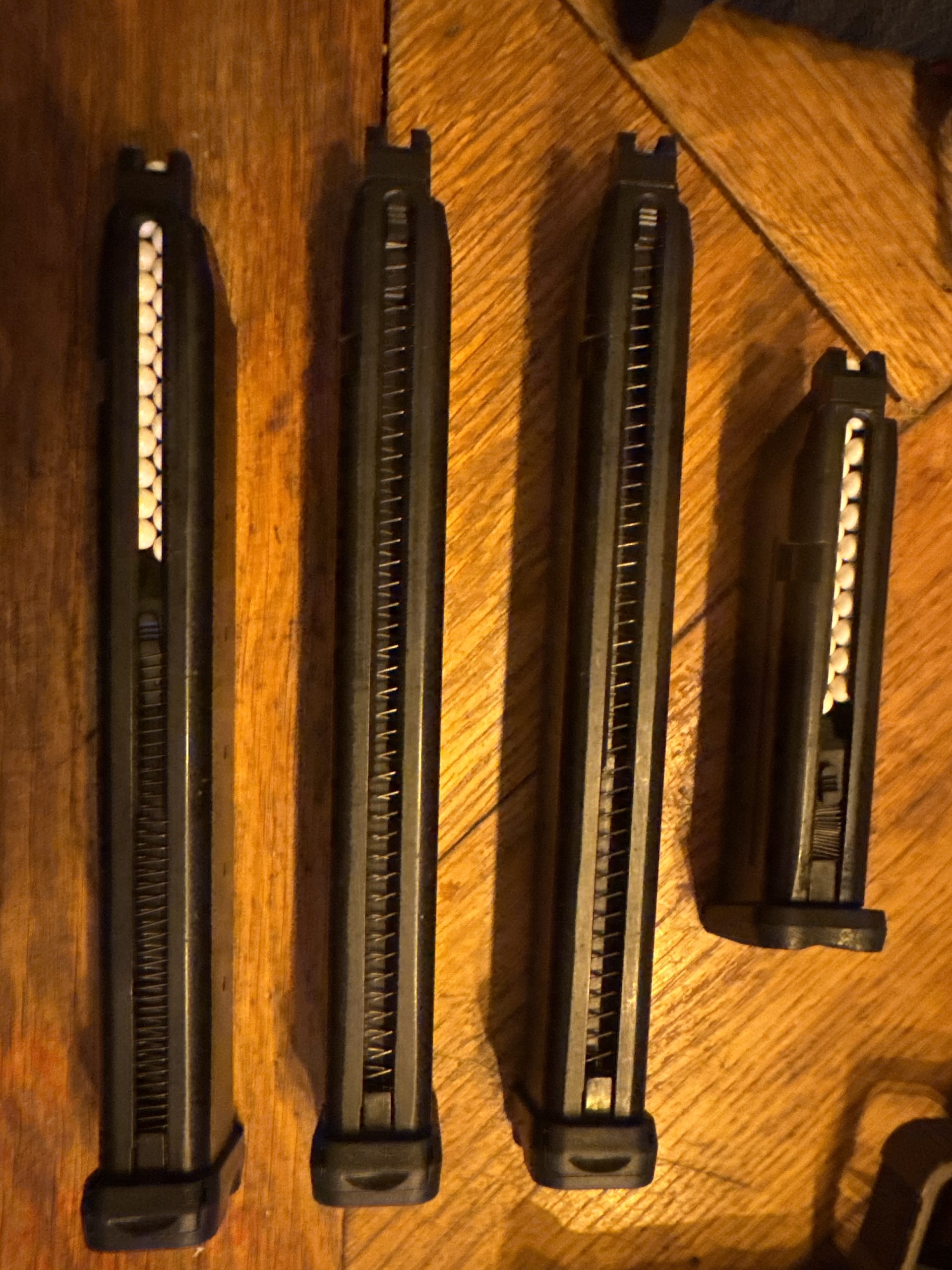 Set van 2 Glock handguns APS Shark Full Auto en Scorpion single shot