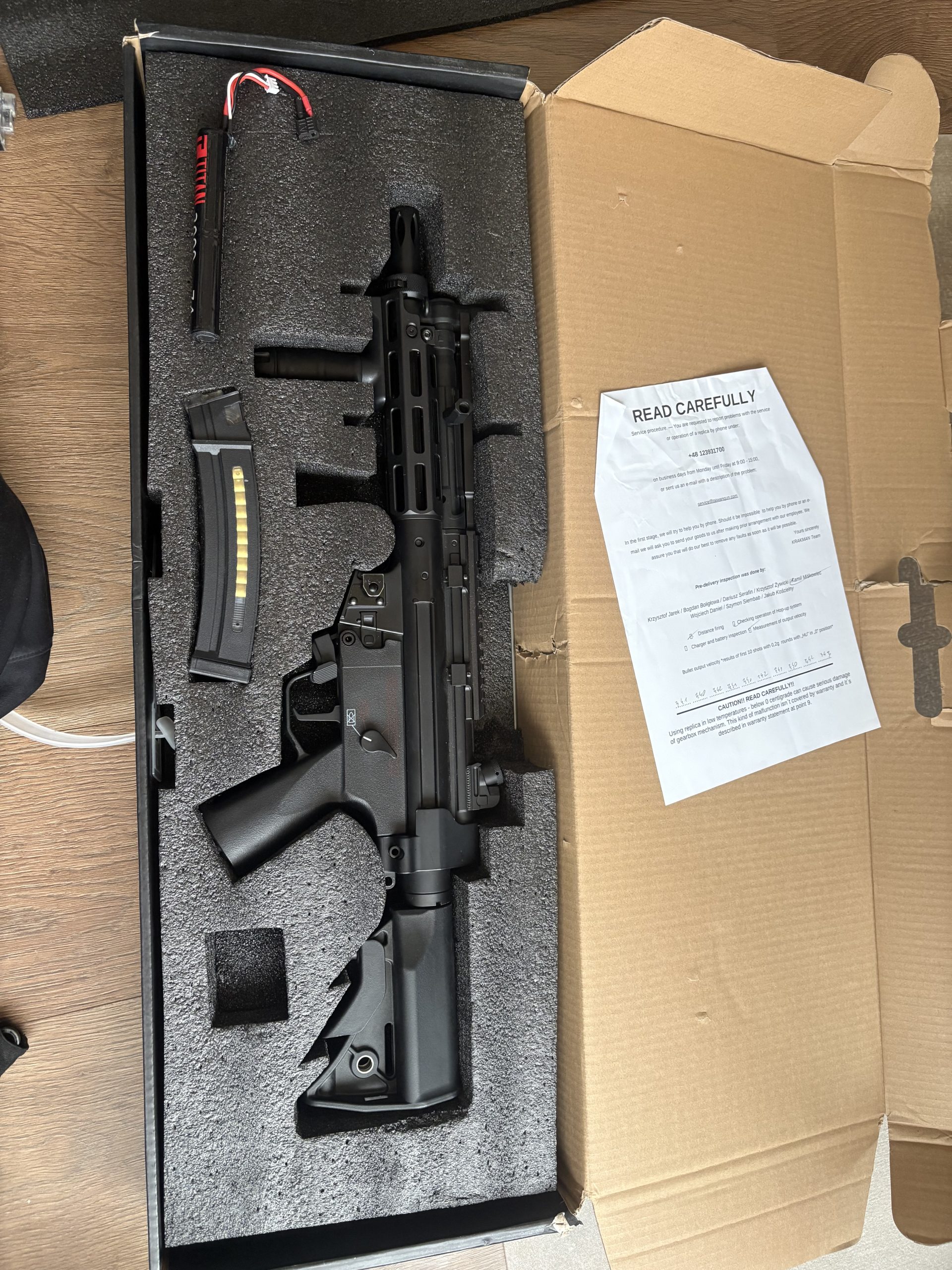 Complete Cyma mp5 upgraded versie met 5 mags titan lader en batterij