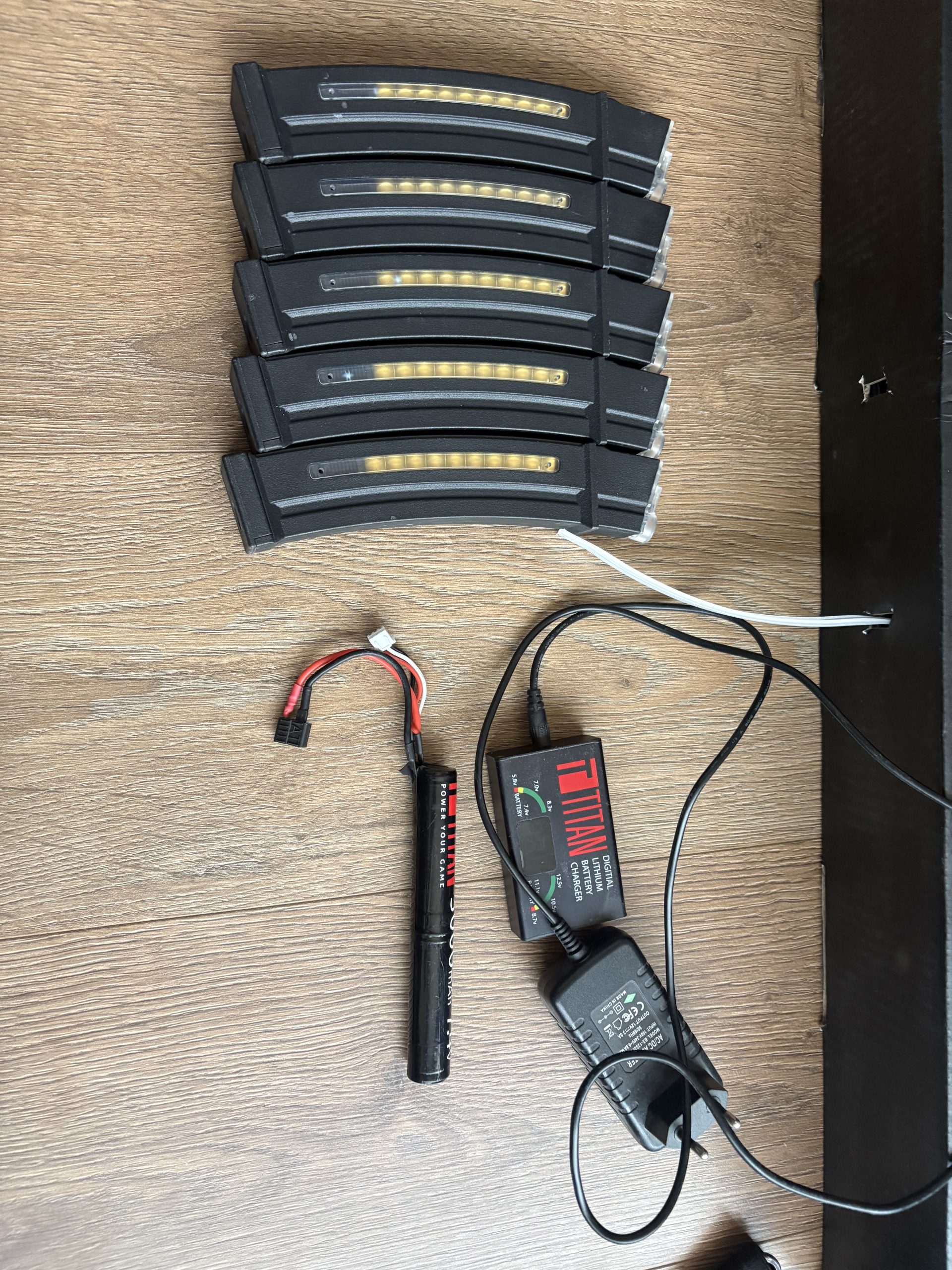 Complete Cyma mp5 upgraded versie met 5 mags titan lader en batterij