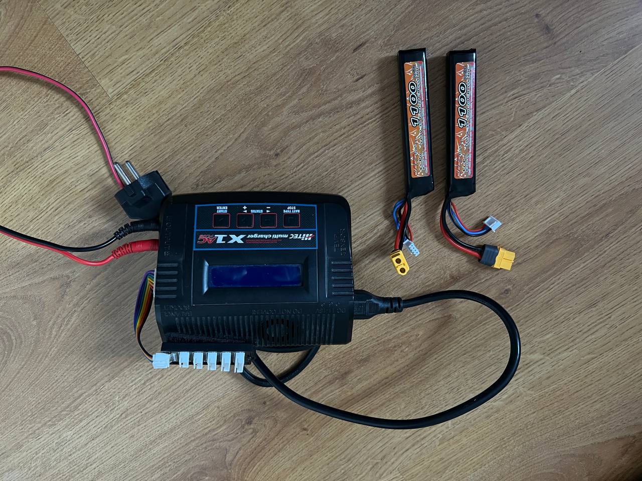 MP5 met magazijnen, accus, lader, rail en red dot