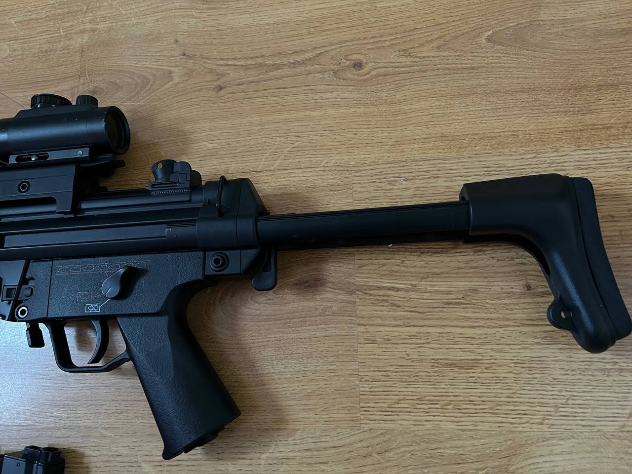 MP5 met magazijnen, accus, lader, rail en red dot