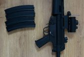 MP5 met magazijnen, accus, lader, rail en red dot