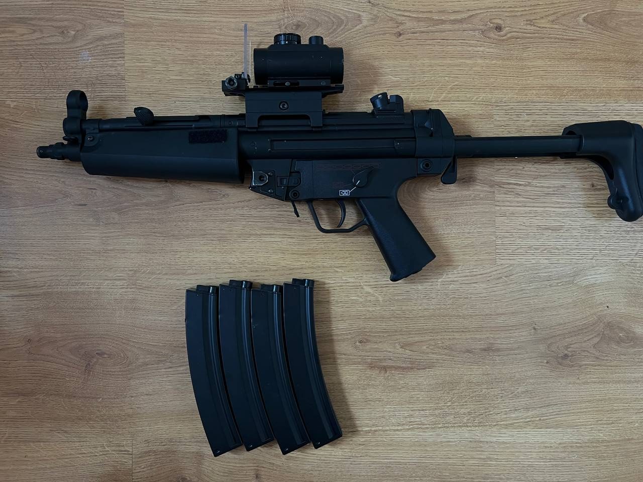MP5 met magazijnen, accus, lader, rail en red dot