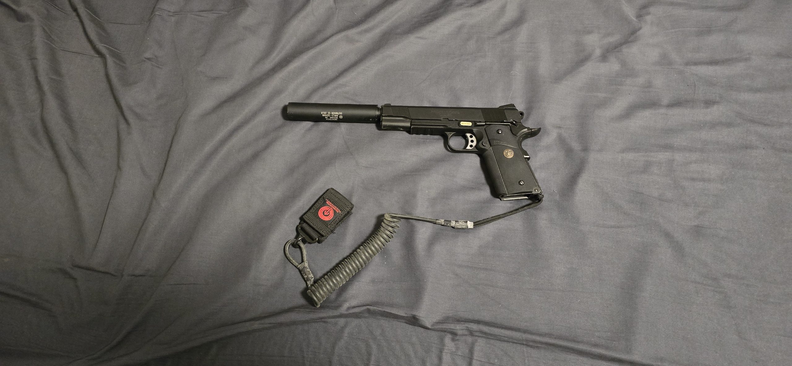 1911 met silencer en holster