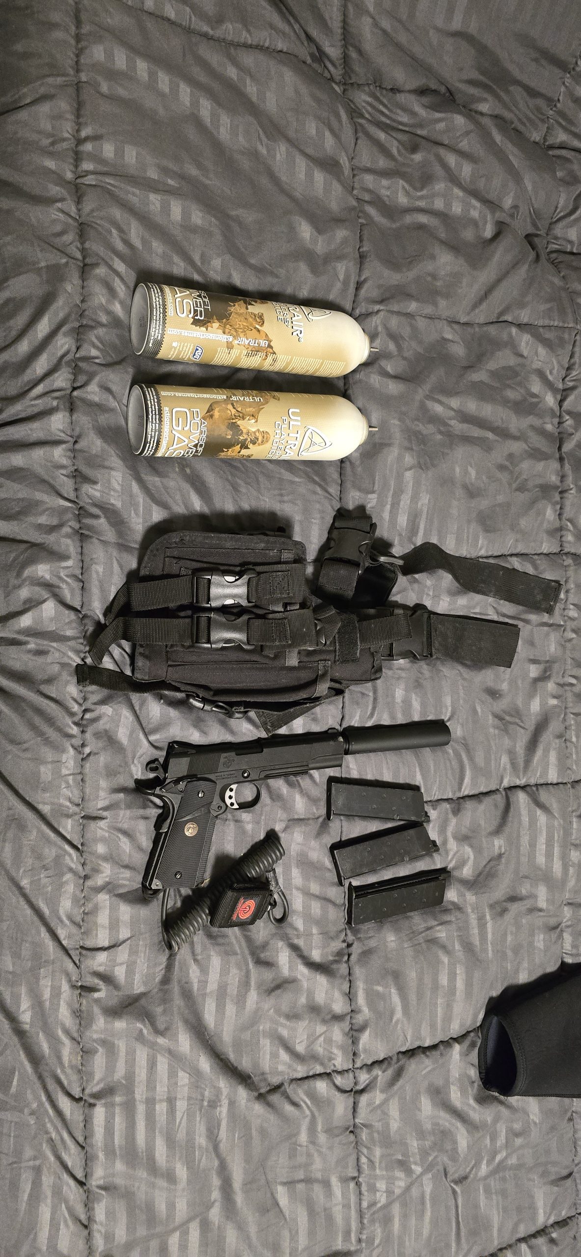 1911 met silencer en holster