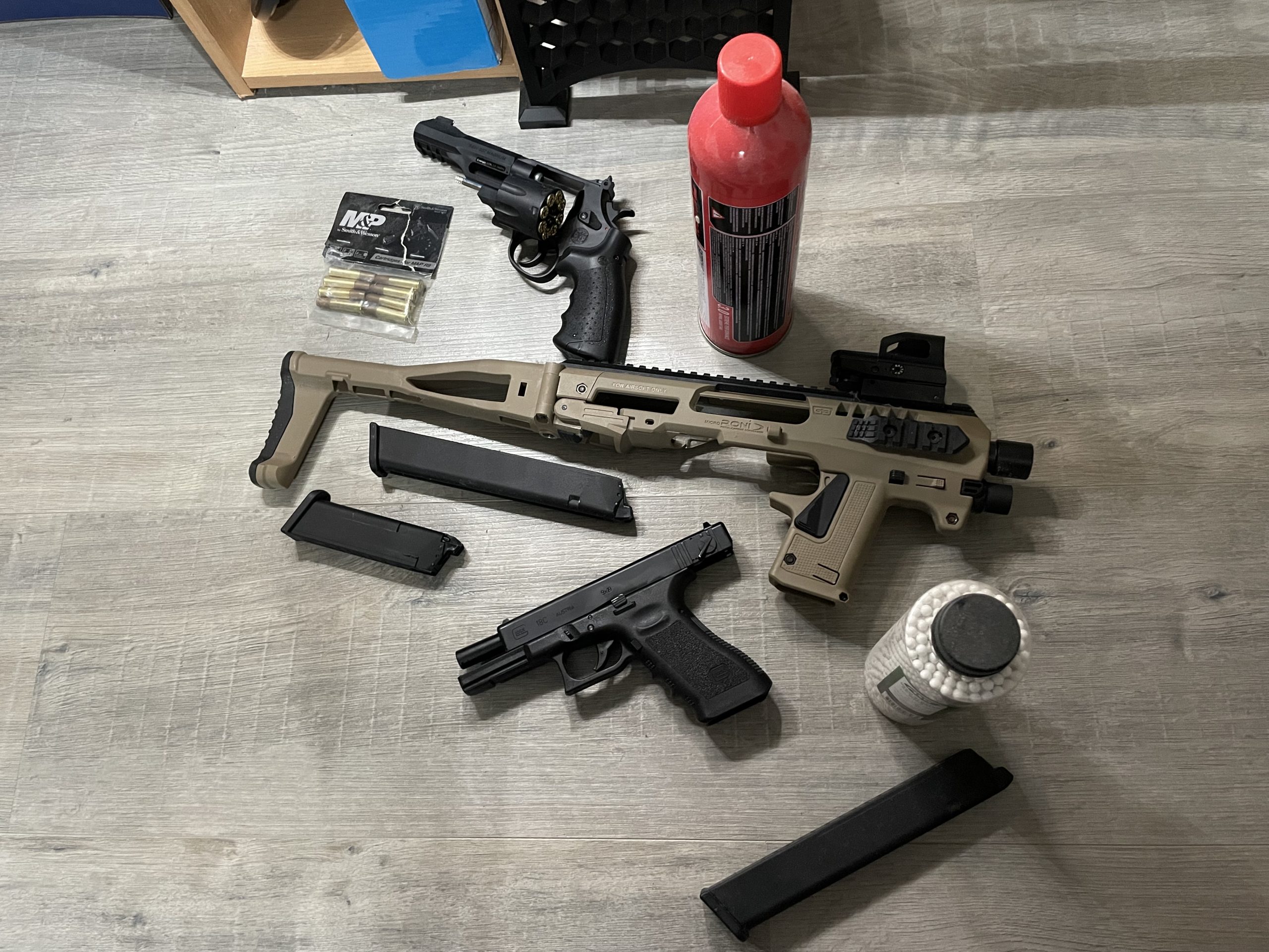 Carbine clock en revolver met toebehoren.