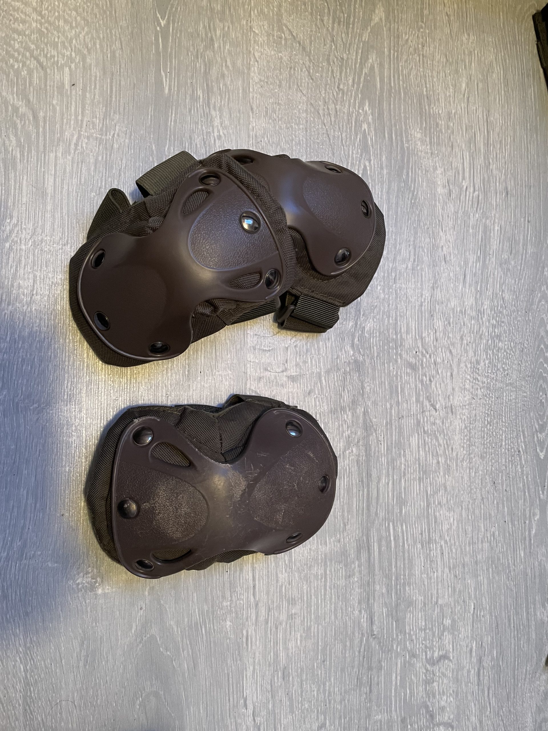 Ellenboog bescherming + 1 kniebeschermer