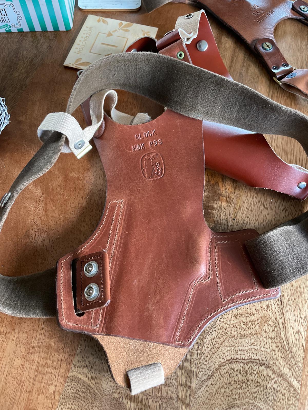 Te koop aangeboden: Een zeer complete en authentieke schouderholster-set Heckler&Koch P9S