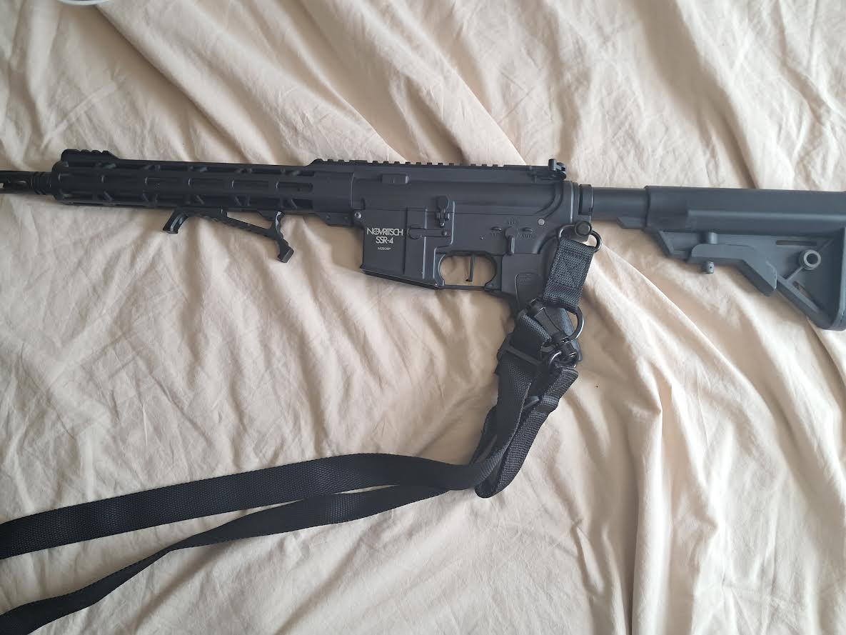 Novritsh Ssr4 mk1, met 3x mid cap magazijnen,een sling, angled hand stop, en een flashlight.