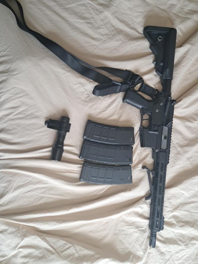 Novritsh Ssr4 mk1, met 3x mid cap magazijnen,een sling, angled hand stop, en een flashlight.