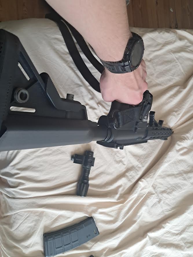 Novritsh Ssr4 mk1, met 3x mid cap magazijnen,een sling, angled hand stop, en een flashlight.