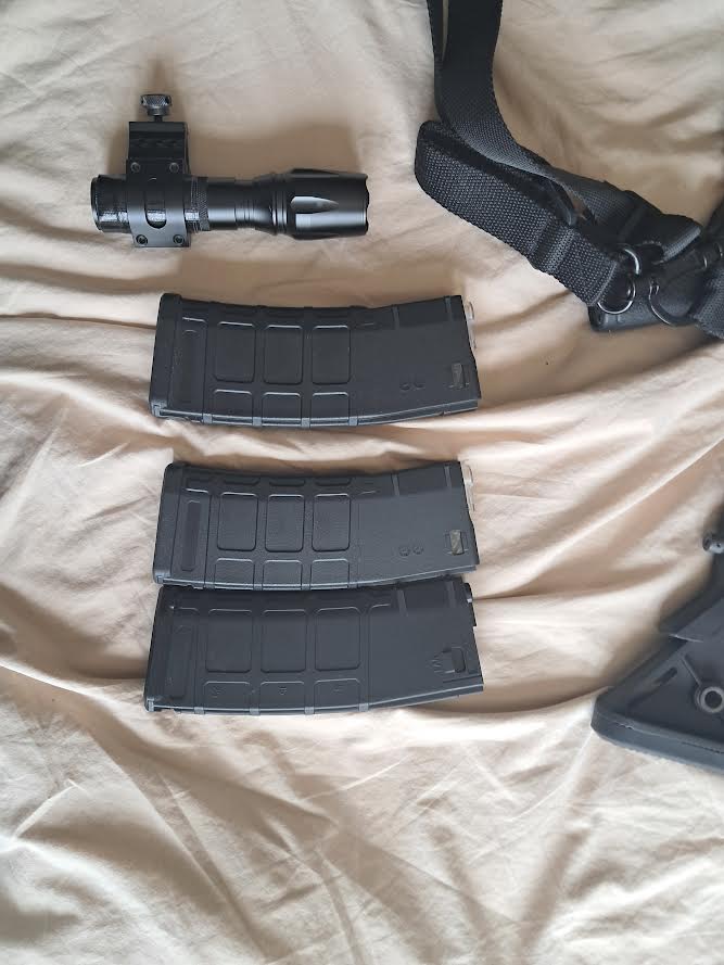 Novritsh Ssr4 mk1, met 3x mid cap magazijnen,een sling, angled hand stop, en een flashlight.