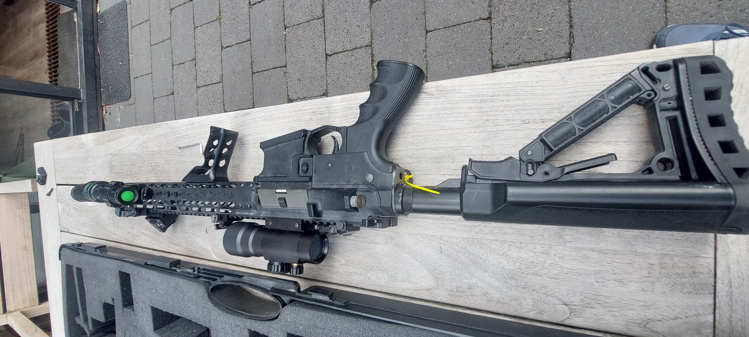 Te koop: goed werkende tweedehands replica met complete set accessoires