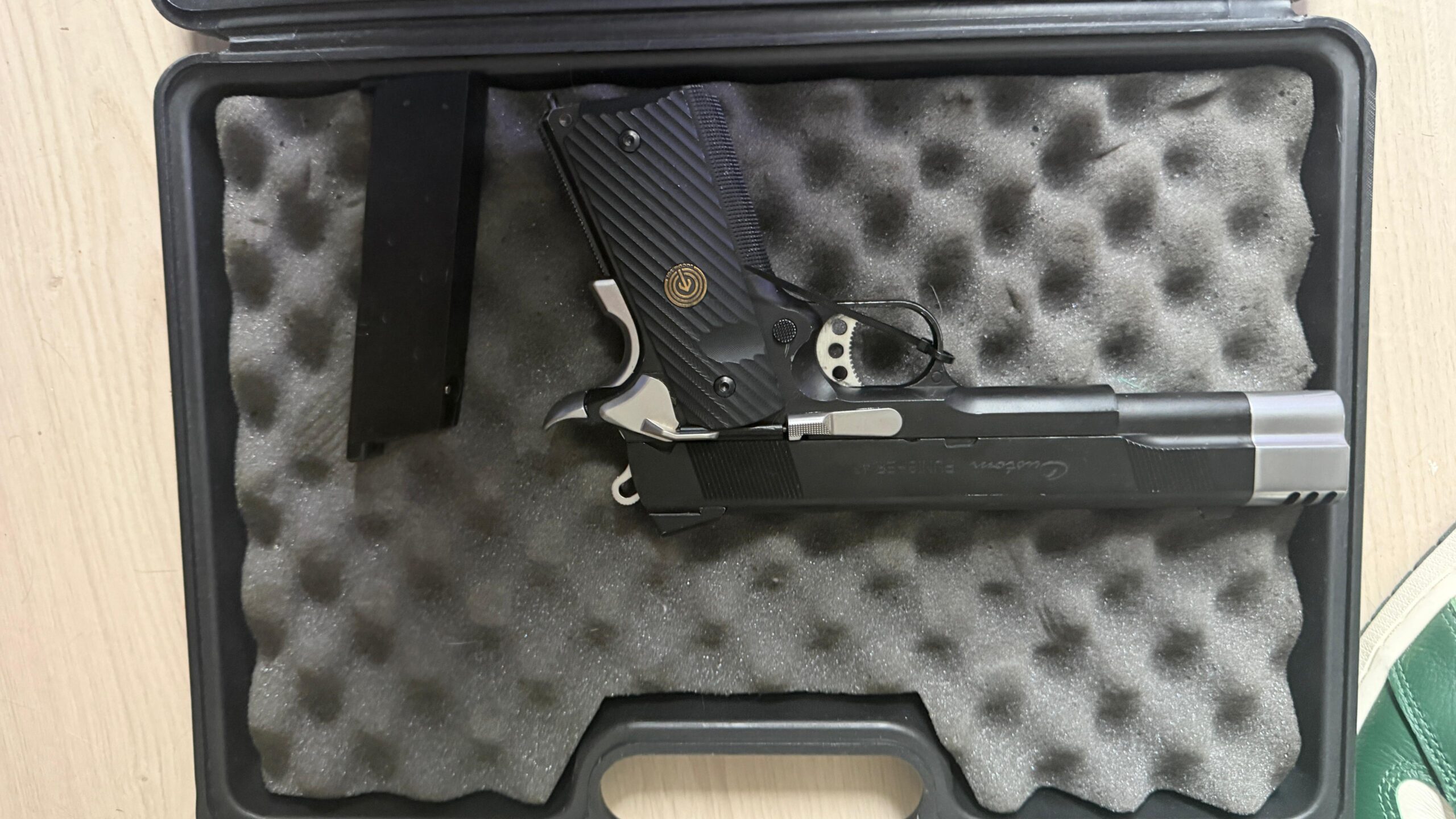 SOCOM Punisher 1911 Airsoft Gas Blowback Pistol + extras