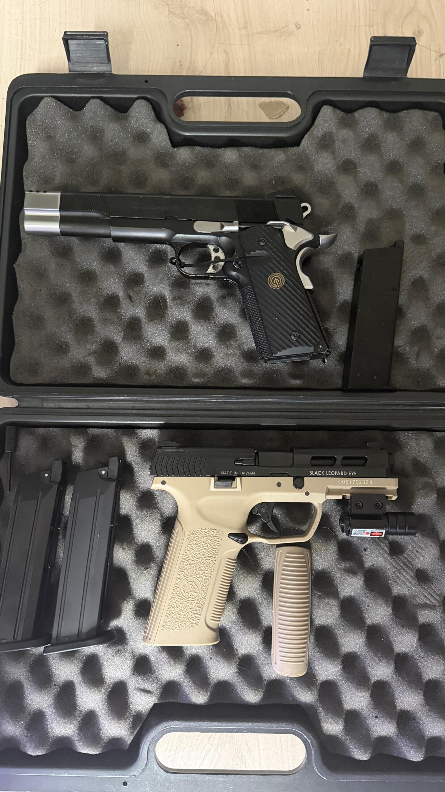 SOCOM Punisher 1911 Airsoft Gas Blowback Pistol + extras