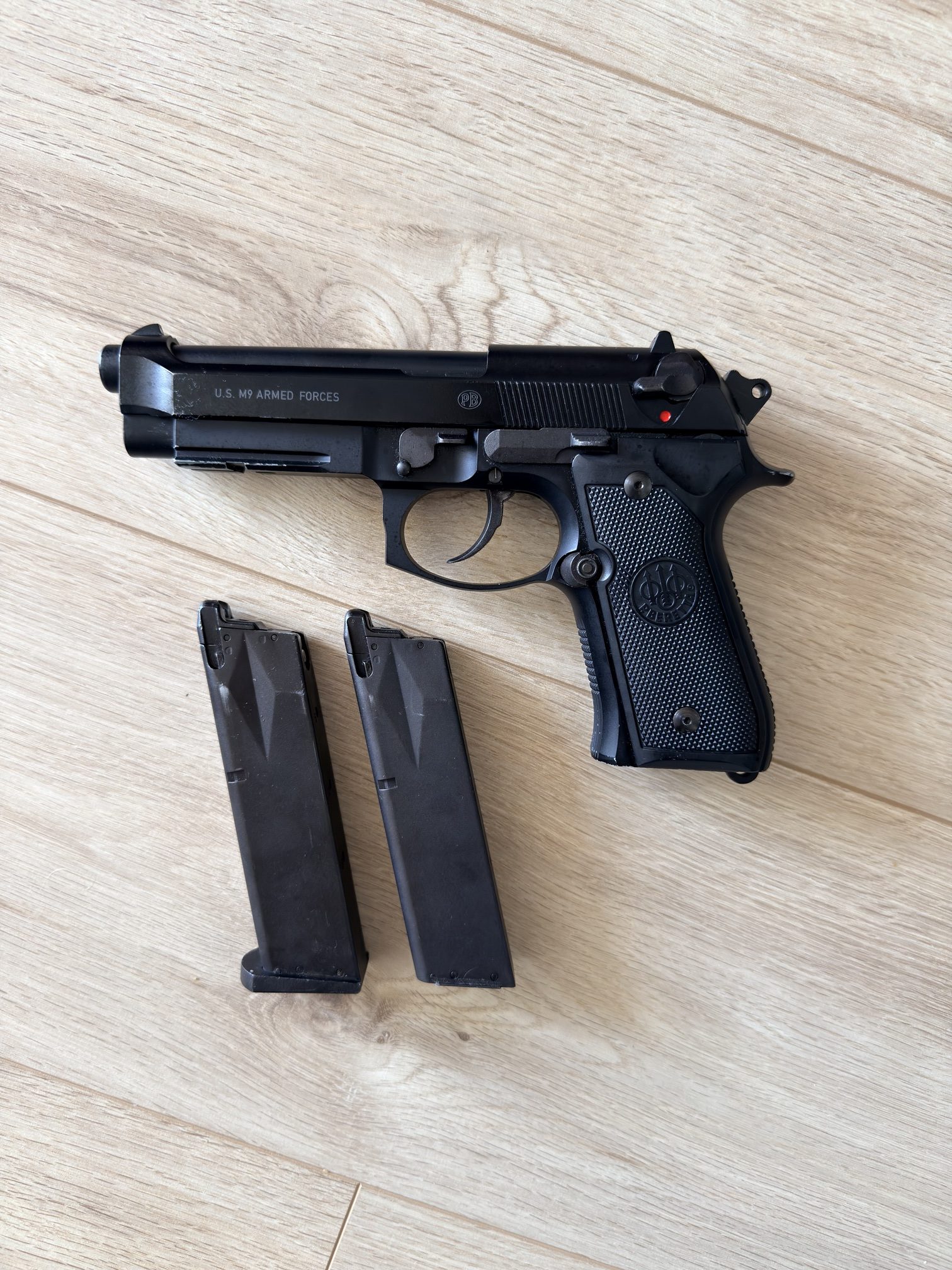 Beretta M9 met 2 magazijnen