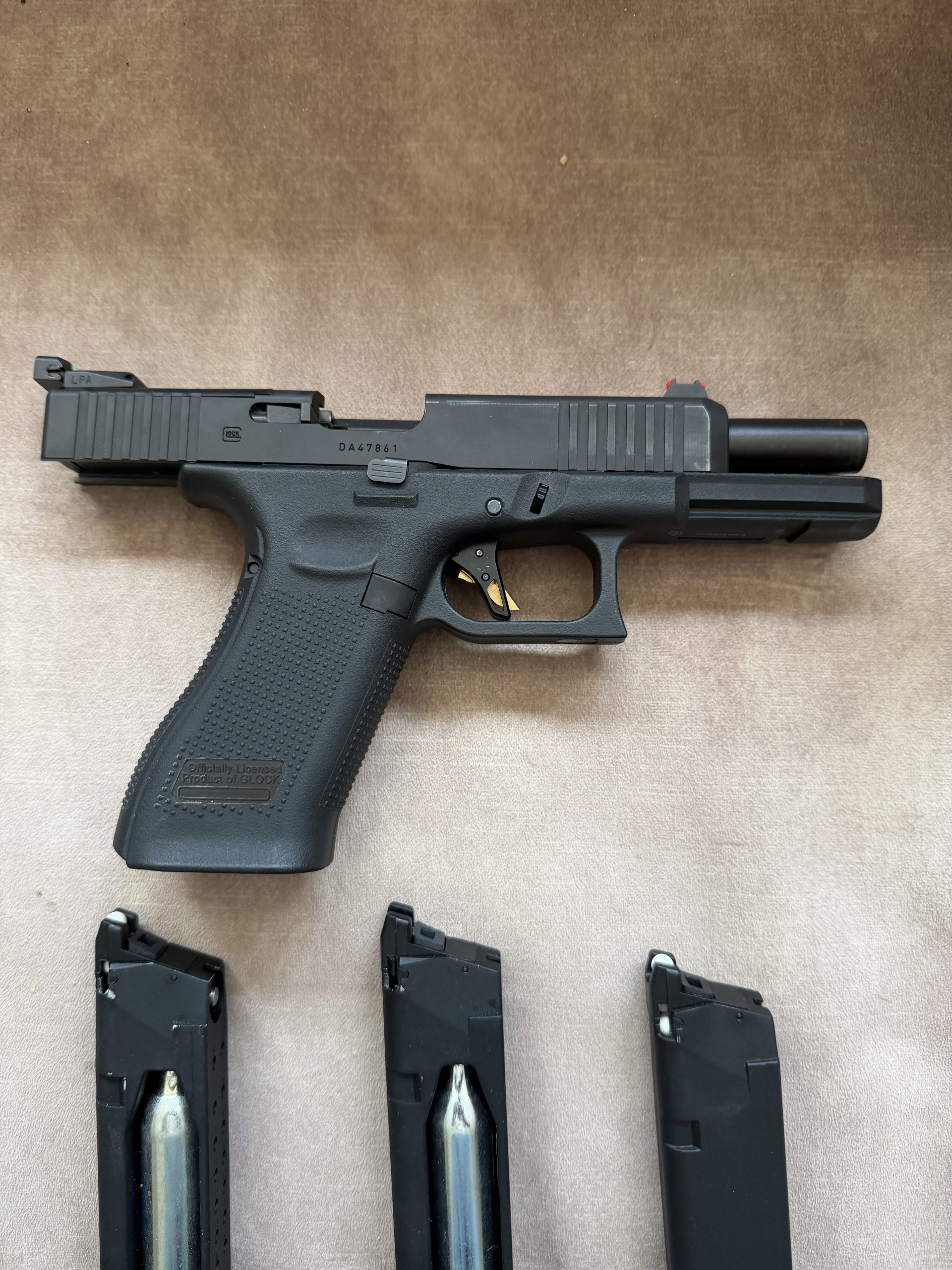 Upgraded GHK Glock 17 gen 5 + 3 houders (1x gas 2x CO2)