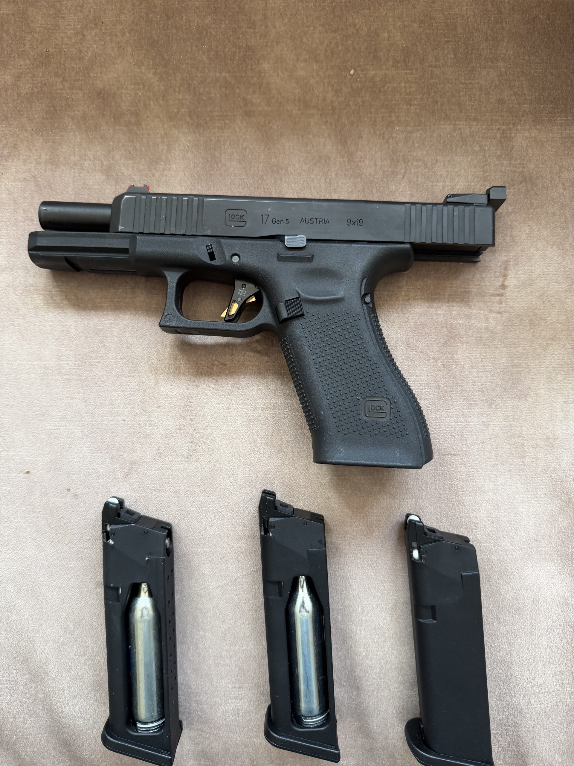 Upgraded GHK Glock 17 gen 5 + 3 houders (1x gas 2x CO2)